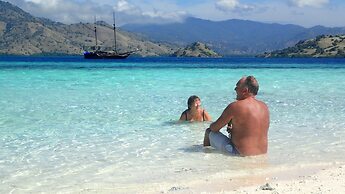 Komodo Pirate Boat - Phinisi Liveaboard