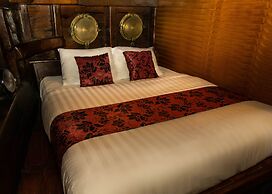 Komodo Pirate Boat - Phinisi Liveaboard