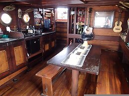 Komodo Pirate Boat - Phinisi Liveaboard