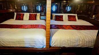 Komodo Pirate Boat - Phinisi Liveaboard