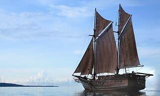 Komodo Pirate Boat - Phinisi Liveaboard