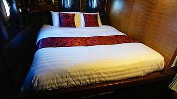 Komodo Pirate Boat - Phinisi Liveaboard