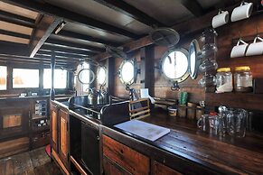 Komodo Pirate Boat - Phinisi Liveaboard