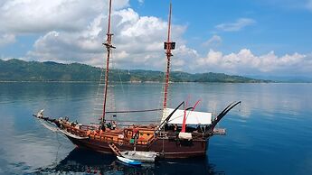 Komodo Pirate Boat - Phinisi Liveaboard