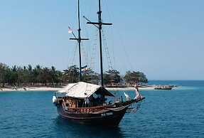 Komodo Pirate Boat - Phinisi Liveaboard