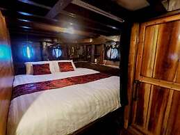 Komodo Pirate Boat - Phinisi Liveaboard