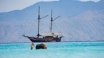 Komodo Pirate Boat - Phinisi Liveaboard