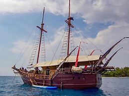 Komodo Pirate Boat - Phinisi Liveaboard