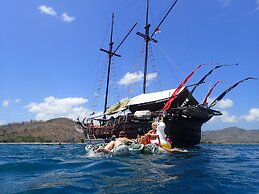 Komodo Pirate Boat - Phinisi Liveaboard