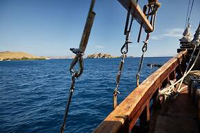Komodo Pirate Boat - Phinisi Liveaboard