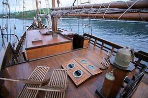 Komodo Pirate Boat - Phinisi Liveaboard
