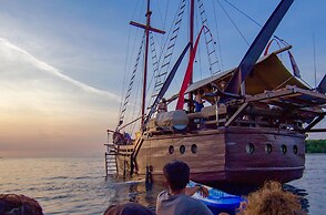 Komodo Pirate Boat - Phinisi Liveaboard