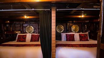 Komodo Pirate Boat - Phinisi Liveaboard