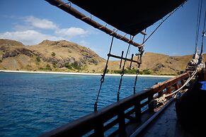Komodo Pirate Boat - Phinisi Liveaboard