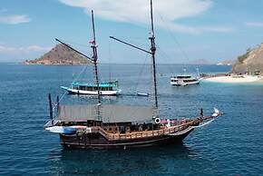 Komodo Pirate Boat - Phinisi Liveaboard