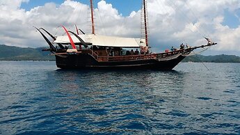 Komodo Pirate Boat - Phinisi Liveaboard