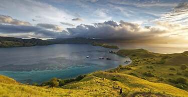 Komodo Pirate Boat - Phinisi Liveaboard