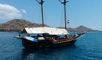Komodo Pirate Boat - Phinisi Liveaboard