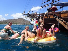 Komodo Pirate Boat - Phinisi Liveaboard