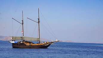 Komodo Pirate Boat - Phinisi Liveaboard