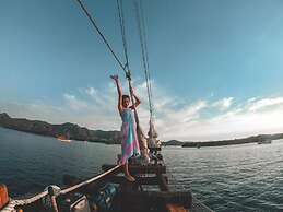 Komodo Pirate Boat - Phinisi Liveaboard