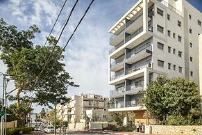Spacious 3BR Apt w Garden Ramat Hasharon