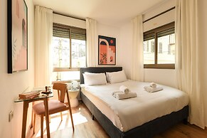 Pet-friendly 2BR Apt & Kitchen