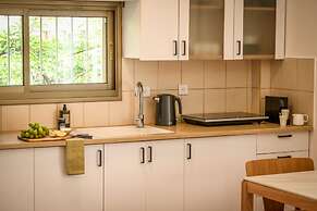 Pet-friendly 2BR Apt & Kitchen