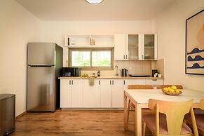 Pet-friendly 2BR Apt & Kitchen