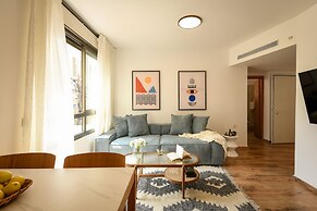 Pet-friendly 2BR Apt & Kitchen