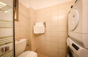 Pet-friendly 2BR Apt & Kitchen