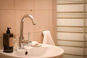 Pet-friendly 2BR Apt & Kitchen