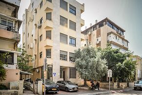 Pet-friendly 2BR Apt & Kitchen