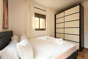 Pet-friendly 2BR Apt & Kitchen