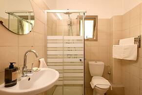 Pet-friendly 2BR Apt & Kitchen