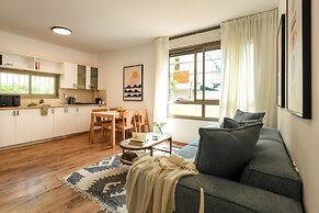 Pet-friendly 2BR Apt & Kitchen