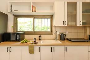 Pet-friendly 2BR Apt & Kitchen