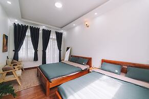 3 Tang May Home & Coffee