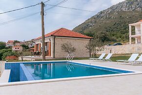 Uphill Glavanovic Pool Villa