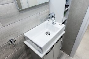 Modern Newly Built Studio near Hilton