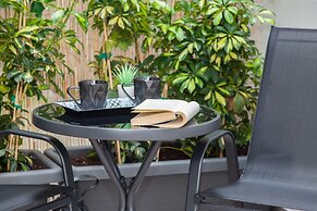 Modern Newly Built Studio near Hilton