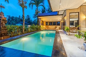 Rumah villa by EVDEkimi