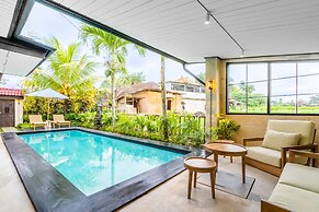 Rumah villa by EVDEkimi