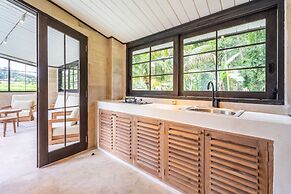 Rumah villa by EVDEkimi