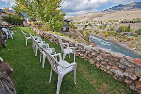 Yellowstone River Motel