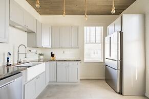 Midtown Penthouse Blocks to Beach