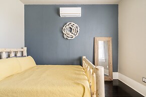 Midtown Penthouse Blocks to Beach