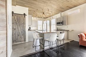 Midtown Penthouse Blocks to Beach