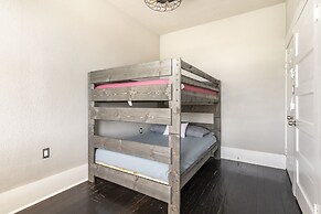 Midtown Penthouse Blocks to Beach