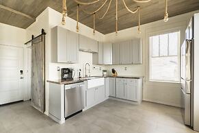 Midtown Penthouse Blocks to Beach